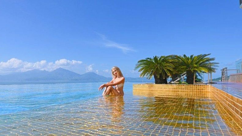 BỂ BƠI TRÀN BỜ